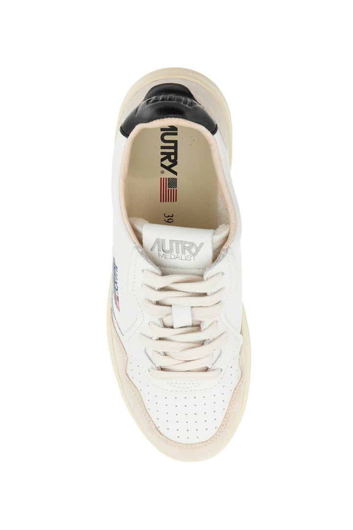 Autry leather medalist low sneakers