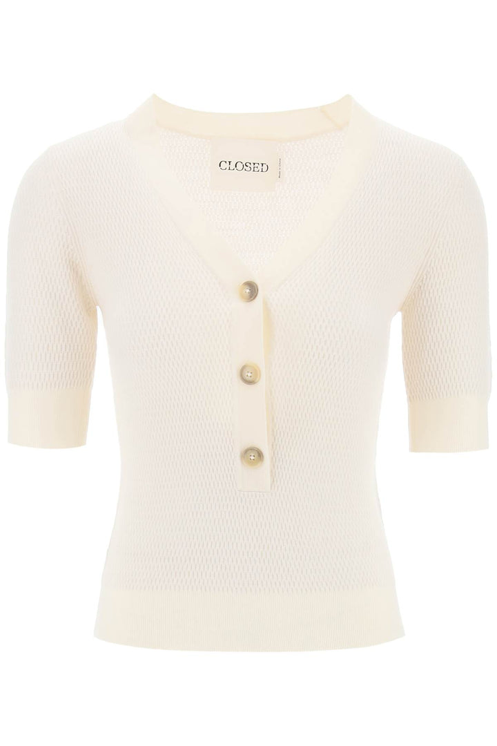 Closed knitted top with short sleeves