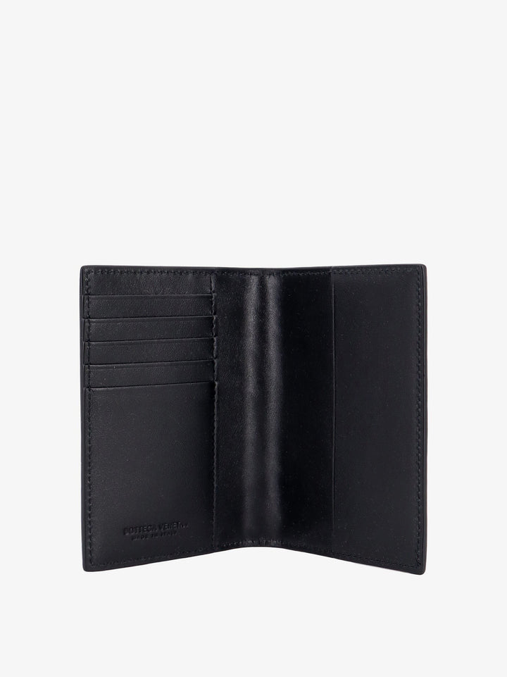Leather passport case with Intrecciato motif