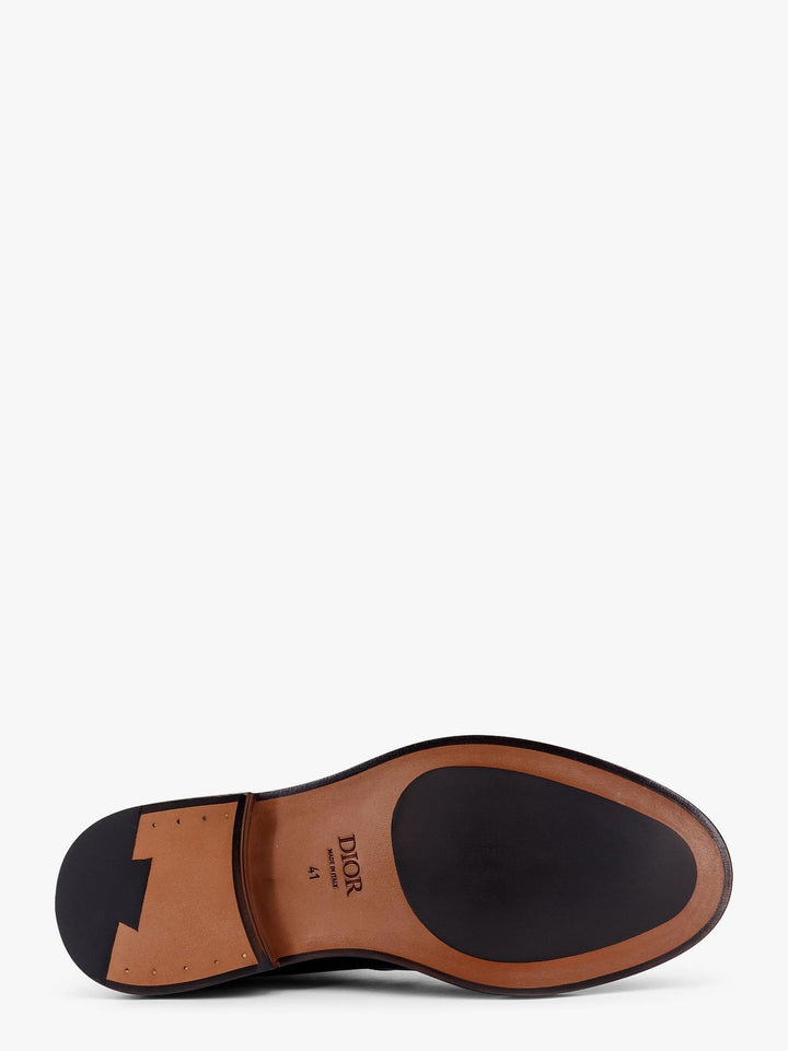 Shiny leather boots with engraved logo