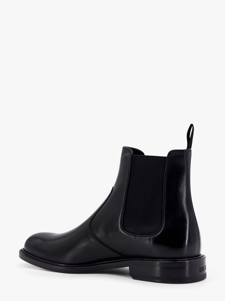 Shiny leather boots with engraved logo