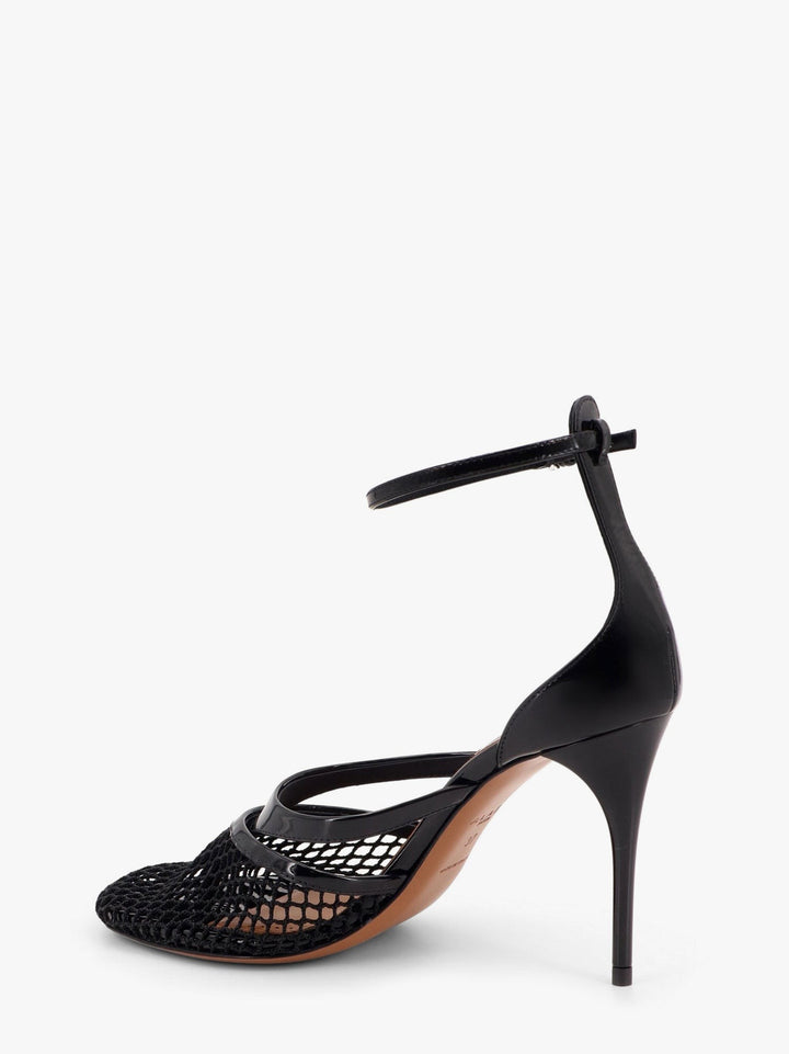 Thong sandals in fishnet and patent leather